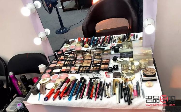 地?cái)偛蕣y怎么擺放(地?cái)偛蕣y怎么擺放圖片)