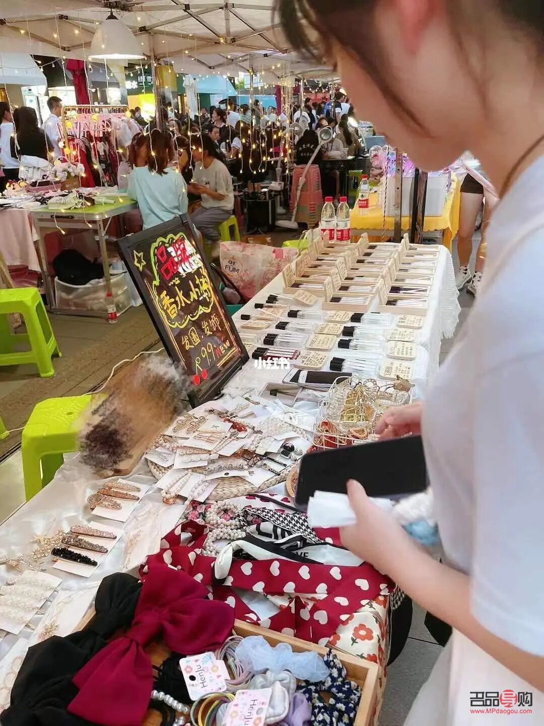 地?cái)偛蕣y怎么擺放(地?cái)偛蕣y怎么擺放圖片)