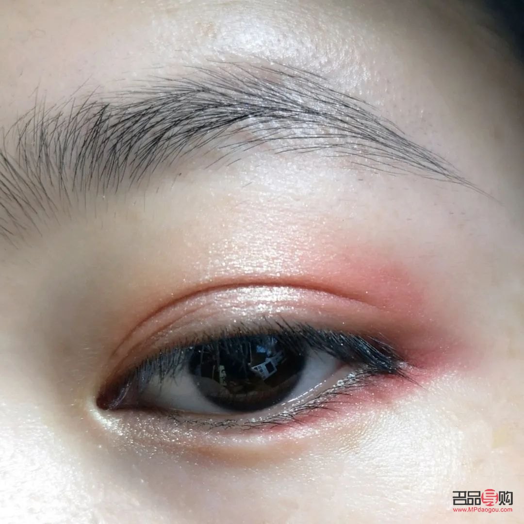 畫眼影技巧 初學(xué)化妝(畫眼影技巧 初學(xué)化妝在紙上)