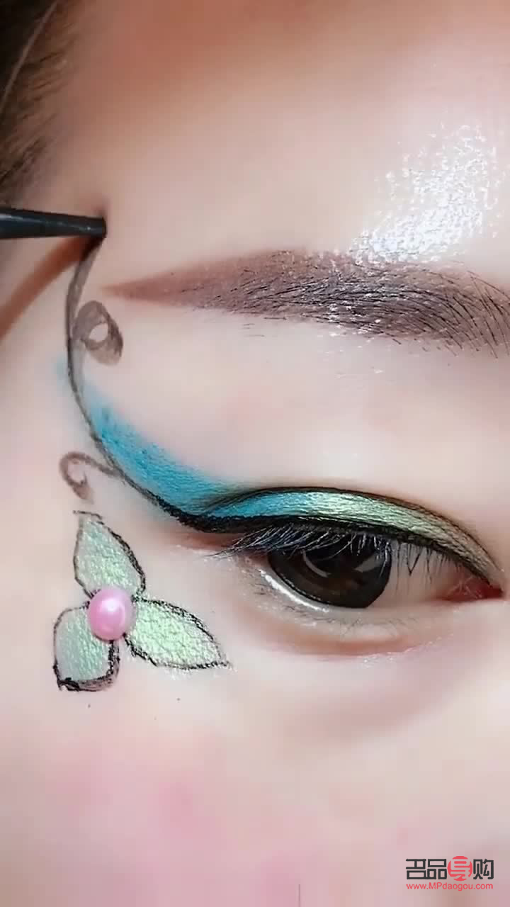 <h1>亮彩舞蹈妝怎么畫</h1>