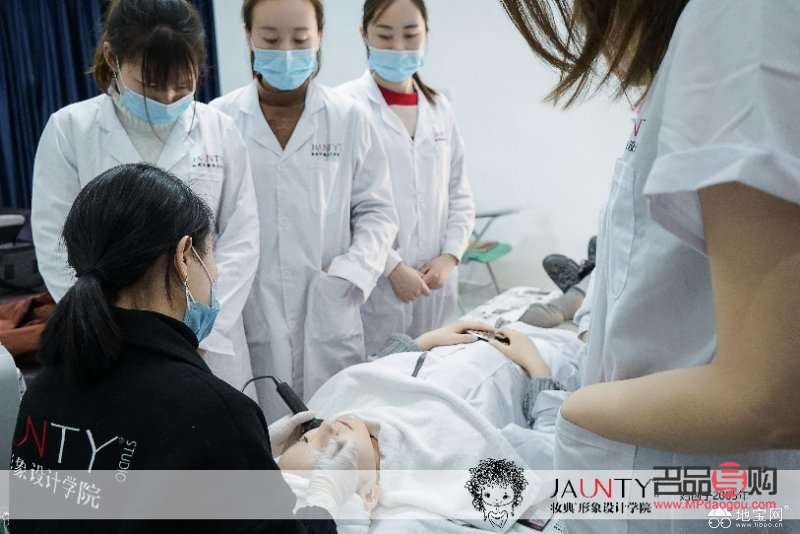 美容院長(zhǎng)做什么啊(美容院長(zhǎng)做什么啊女生)