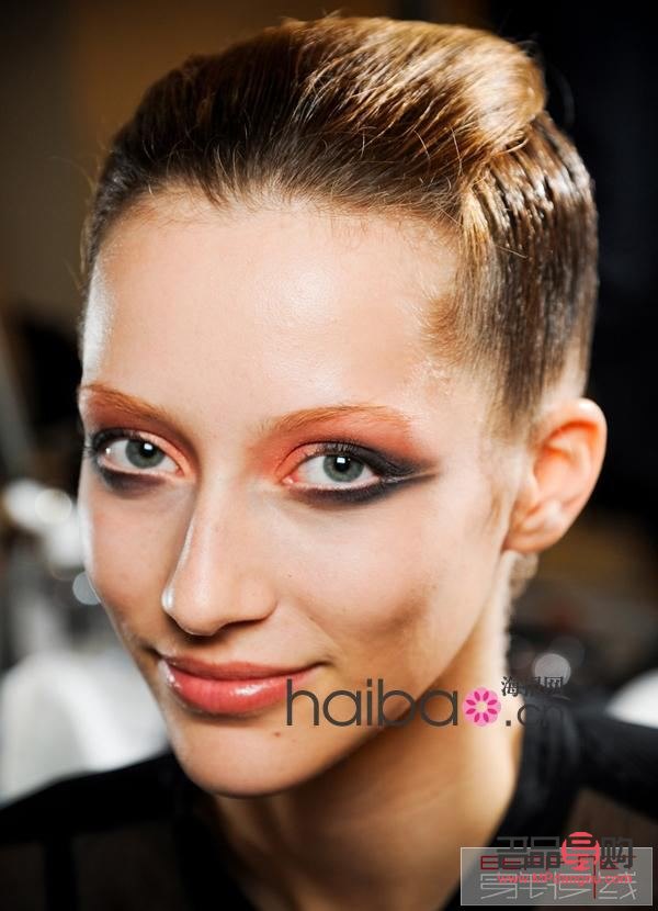 <h3>手工彩妝DIY教程：打造專屬個(gè)性?shī)y容</h3>