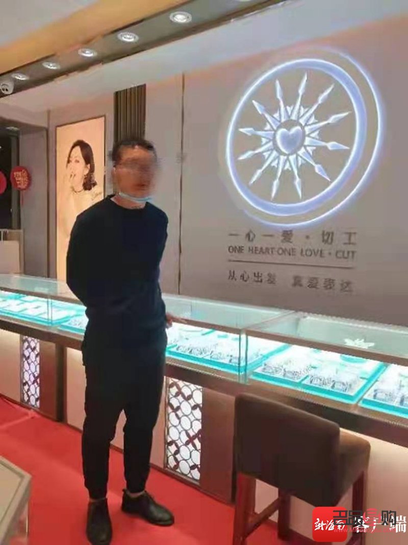 <h3>男子金店指認(rèn)現(xiàn)場(chǎng)</h3>