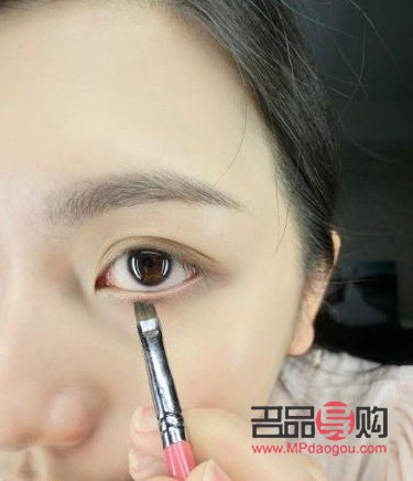 大眼精華是否需要搭配眼霜使用？