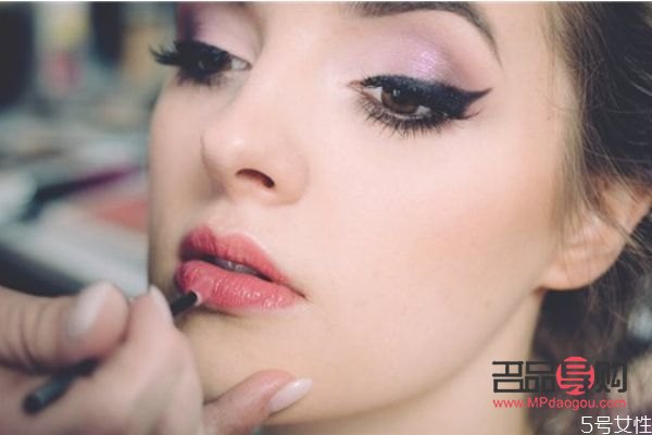 彩妝怎么用口紅涂(彩妝怎么用口紅涂抹)