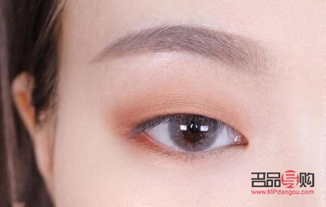 單眼皮適合什么顏色的眼影(單眼皮適合什么顏色的眼影盤)