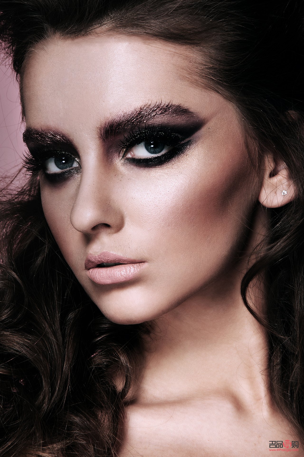 <h3>提升彩妝服務(wù)吸引力的秘訣與方法</h3>