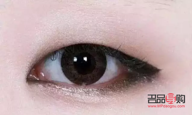 <h3>掌握技巧，畫眼線不暈染</h3>