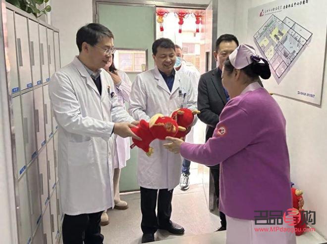 應(yīng)該拿什么禮物(給領(lǐng)導(dǎo)拜年應(yīng)該拿什么禮物)