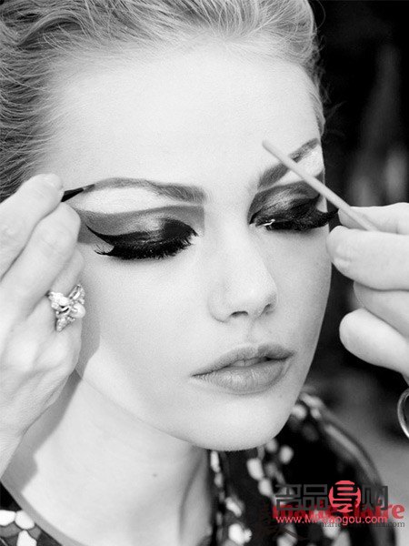 <h3>彩妝前如何完美打底</h3>