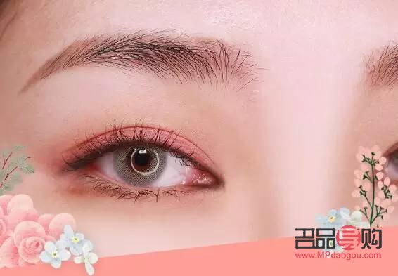 打造夢幻藍色眼妝，讓你的眼睛瞬間亮起來