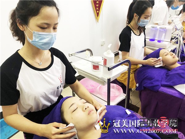 學(xué)美容多少錢啊(學(xué)美容多少錢啊)