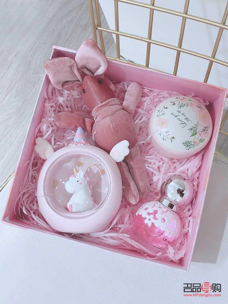 滿月女寶寶送什么禮物(滿月女寶寶送什么禮物合適)