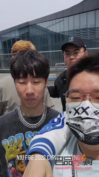 <h3>男童藍色眼影舞臺妝，展現(xiàn)別樣魅力</h3>