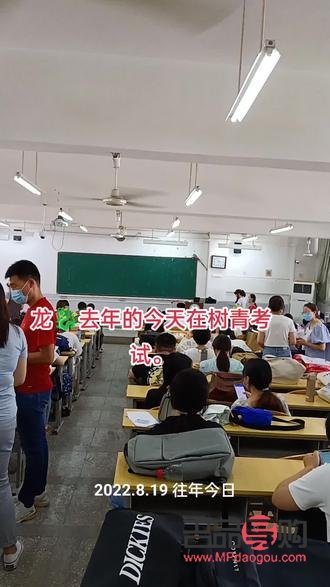 <h3>男童藍色眼影舞臺妝，展現(xiàn)別樣魅力</h3>