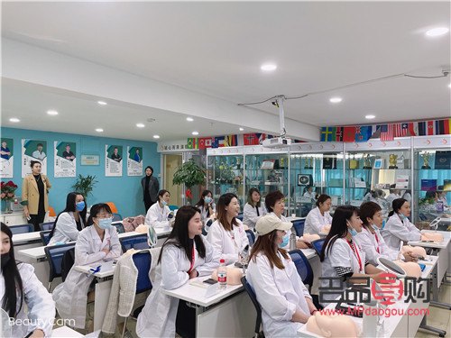 <h3>眼部細紋之醫(yī)美解決方案探究</h3>