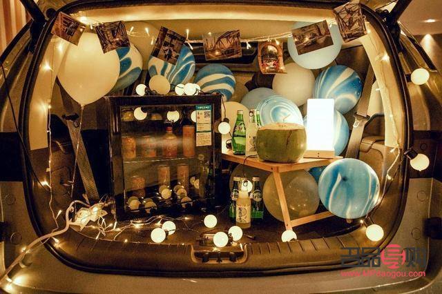 <h3>揭秘后備箱數(shù)字禮物：創(chuàng)意與情感的完美結(jié)合</h3>