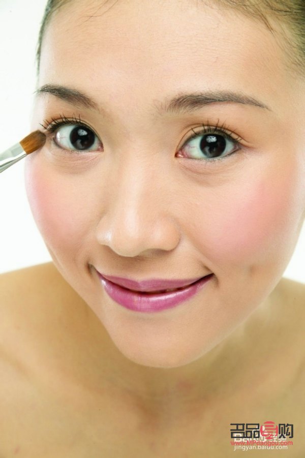 女人如何學彩妝(女人如何學彩妝技術)