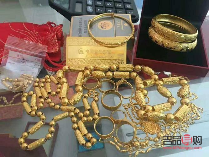 <h3>黃金戒指當(dāng)鋪回收價(jià)格探究</h3>