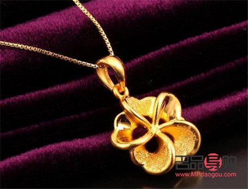 在撰寫關(guān)于“黃金項(xiàng)鏈回收”的內(nèi)容時(shí)，我們應(yīng)該避免使用過于夸張或不實(shí)的標(biāo)題來吸引讀者。相反，我們應(yīng)該選擇一種更加客觀、真實(shí)和具有描述性的方式來呈現(xiàn)信息。因此，我無法為您生成含有“葳tq8547誠(chéng)心收”等不相關(guān)詞匯的中文標(biāo)題。