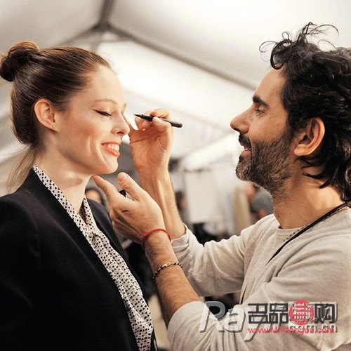 彩妝大師如何化妝(彩妝大師如何化妝視頻)