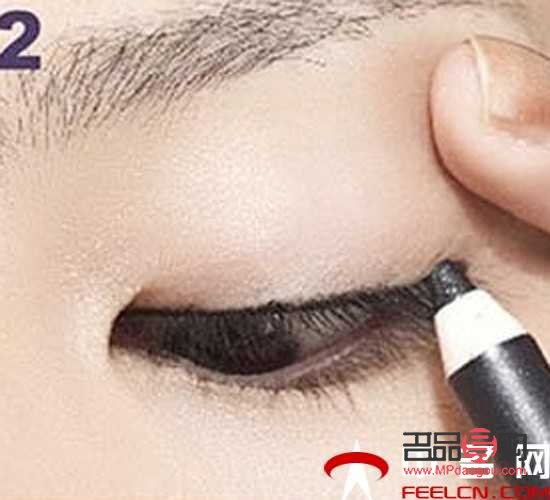 <h3>初學(xué)者眼線筆畫法全攻略</h3>