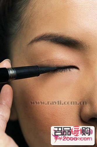 <h3>初學(xué)者眼線筆畫法全攻略</h3>