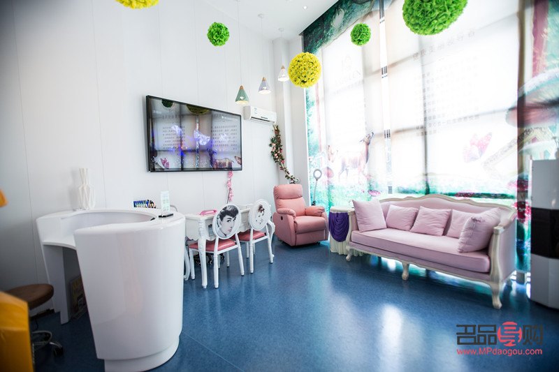 <h3>美容院護(hù)膚：專業(yè)呵護(hù)，肌膚煥新</h3>