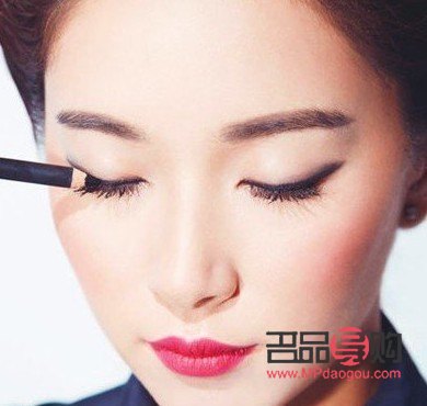 <h3>眼睛內(nèi)雙的女生可以做雙眼皮手術(shù)嗎？</h3>