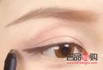 單眼皮畫眼線教程視頻初學(xué)者(單眼皮畫眼線教程視頻初學(xué)者圖片)
