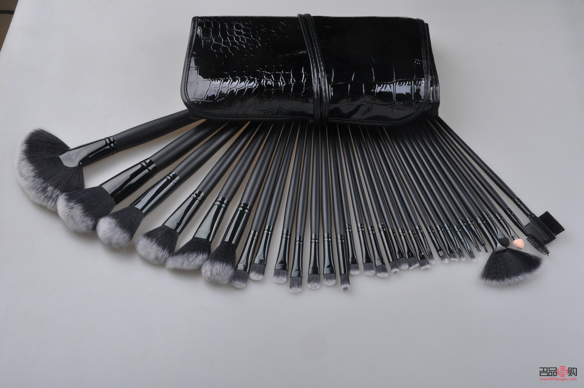 怎么自制彩妝刷(怎么自制彩妝刷子)