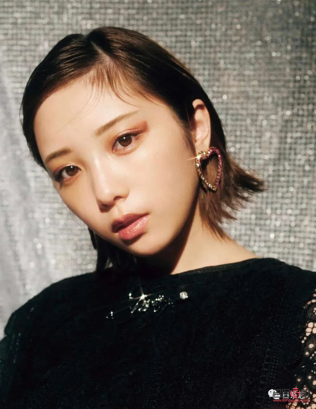 探索自然彩妝之魅力：打造清新脫俗的日常妝容