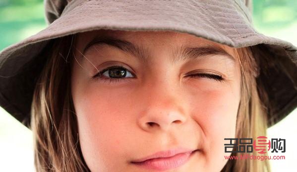 上眼皮掉下來是怎么回事(上眼皮掉下來是怎么回事兒)