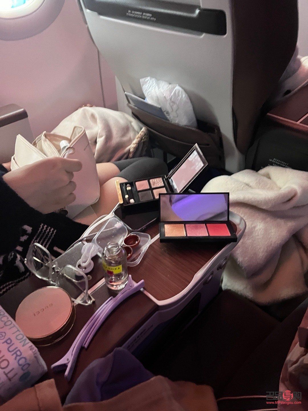 <h3>飛機(jī)旅行時(shí)如何妥善攜帶彩妝</h3>