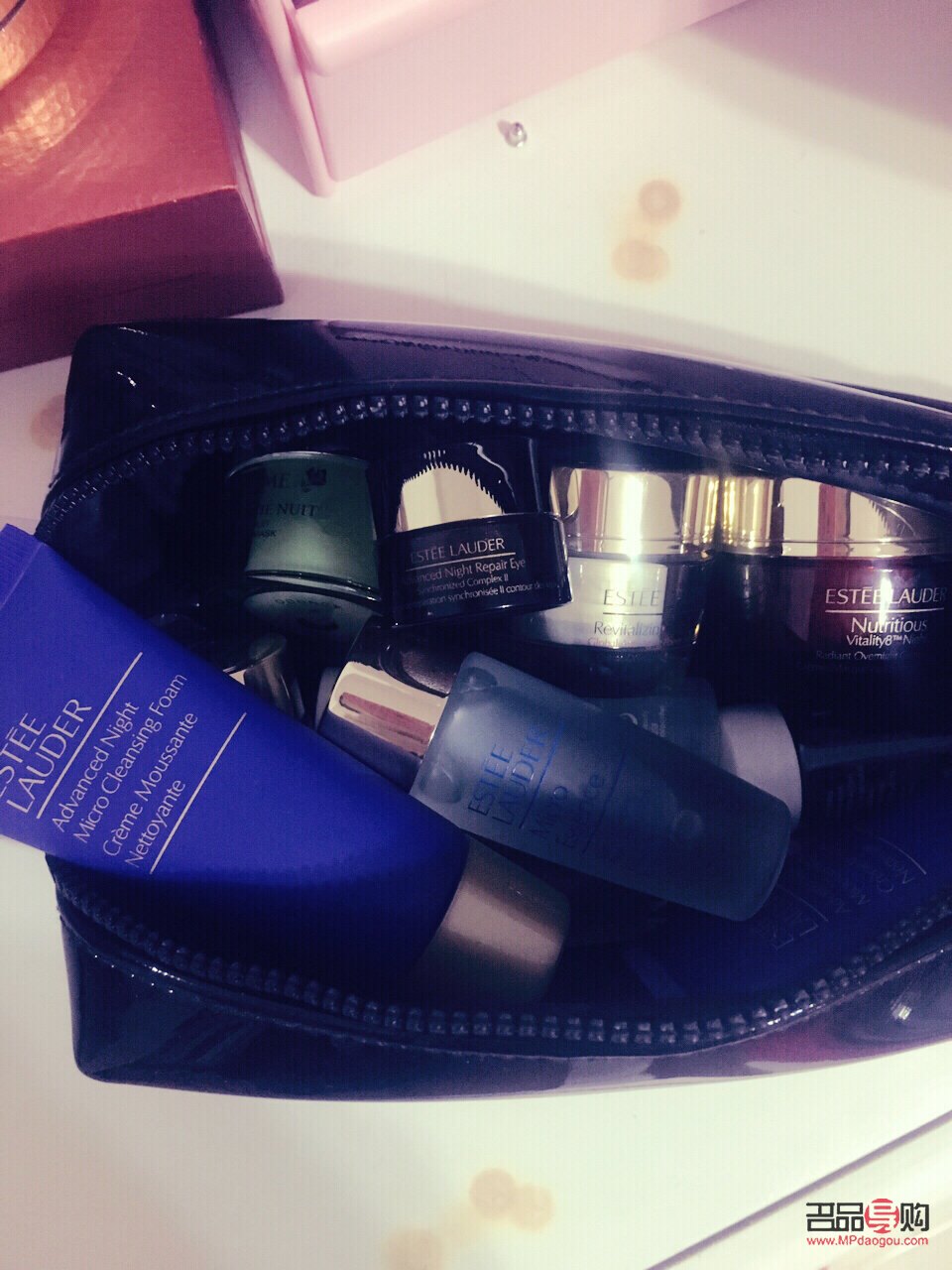 <h3>飛機(jī)旅行時(shí)如何妥善攜帶彩妝</h3>