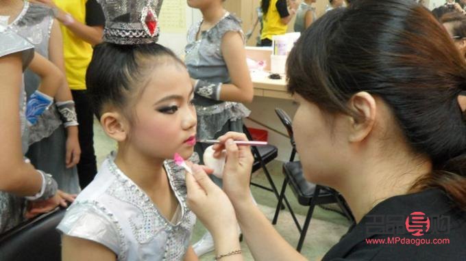 小朋友彩妝怎么化(小朋友彩妝怎么化妝好看)