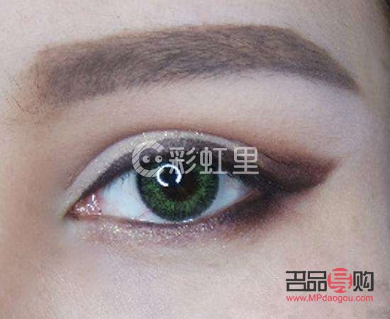 <h3>男士眼妝教程：打造深邃魅力的眼神</h3>