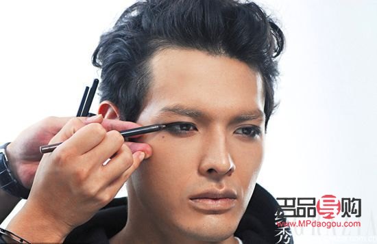 <h3>男士眼妝教程：打造深邃魅力的眼神</h3>