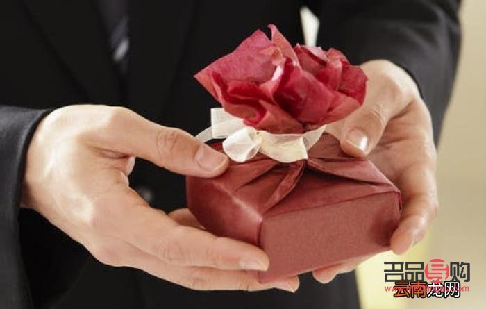 <h3>送男生禮物的意義與背后的情感傳達(dá)</h3>