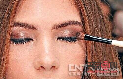 <h1>眼部化妝：眼線、眼影與睫毛的完美組合藝術(shù)</h1>