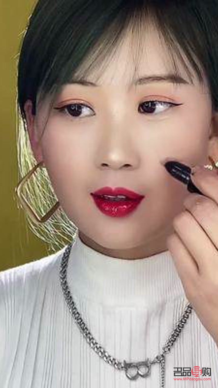 彩妝化完怎么定妝(彩妝化完怎么定妝好看)