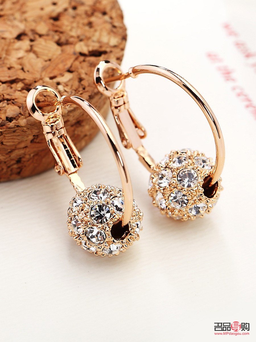 女王節(jié)禮物耳環(huán)是什么(女王節(jié)禮物耳環(huán)是什么顏色的)