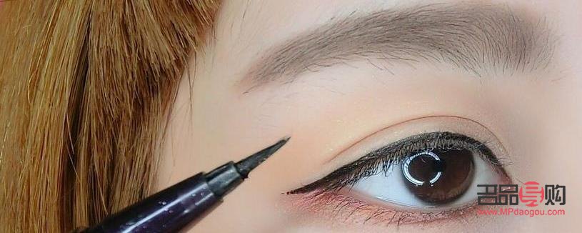 眼線液怎么畫好看視頻教學(xué)(眼線液怎么畫好看視頻教學(xué)圖片)