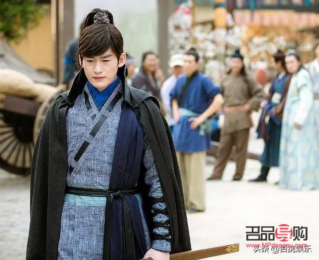 <h3>男生畫眼線還是眼影：探討男性化妝的新趨勢</h3>