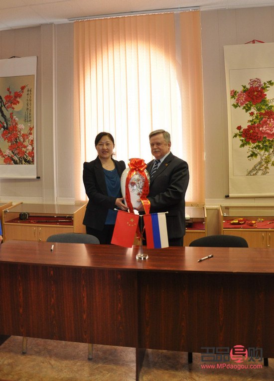 <h3>如何優(yōu)雅地回復(fù)贈(zèng)送禮物的話</h3>