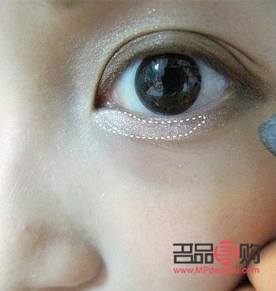 初學(xué)者淡妝化妝步驟涂眼影(初學(xué)者淡妝化妝步驟涂眼影可以嗎)