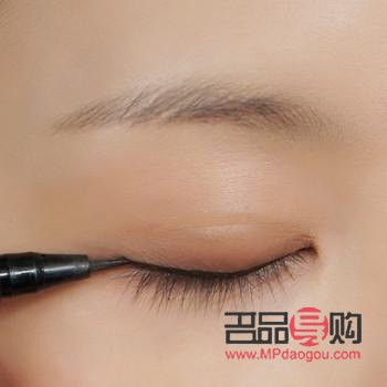 初學(xué)者淡妝教程：輕松掌握畫眼線技巧