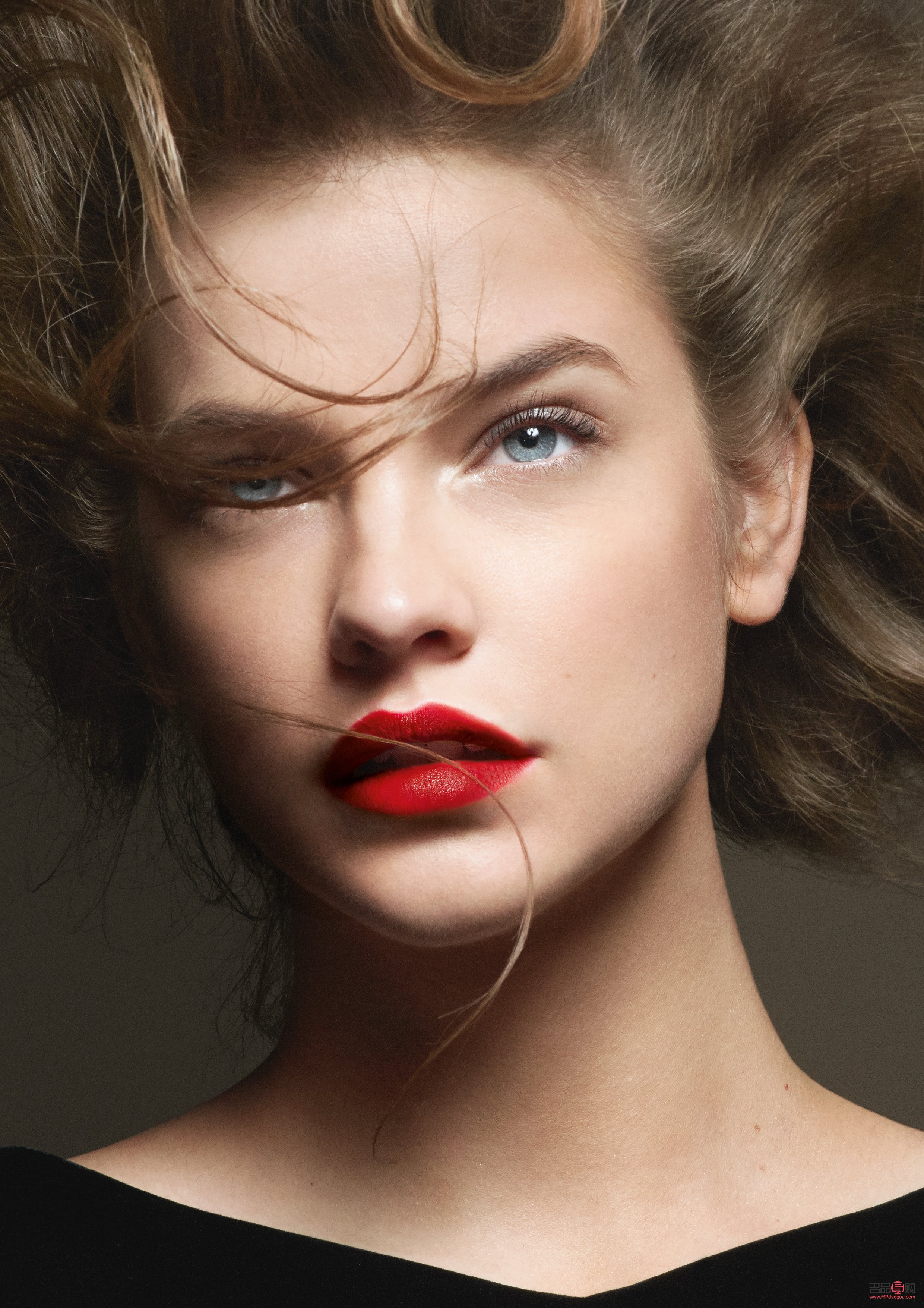 <h1>彩妝打底技巧大揭秘：打造完美妝容的基石</h1>