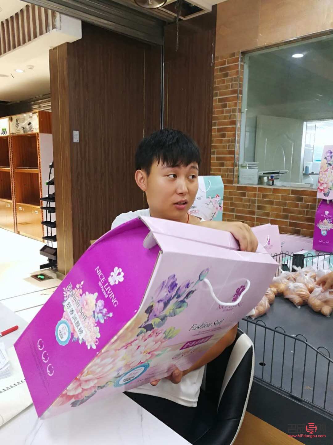 <h3>送帥哥老師禮物合適嗎？</h3>