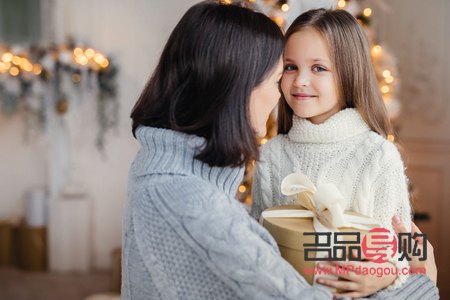 女兒赴德國(guó)，精選禮物傳遞深情